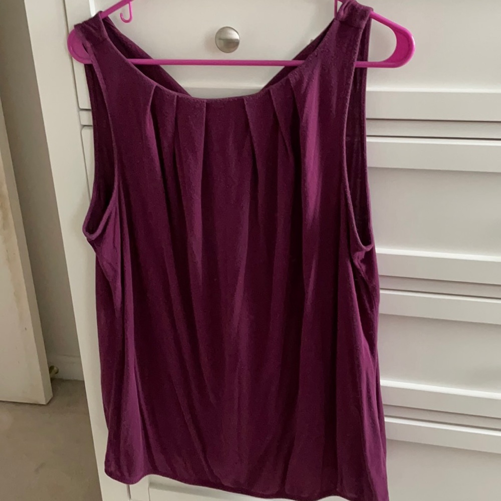 Used sleeveless loft top